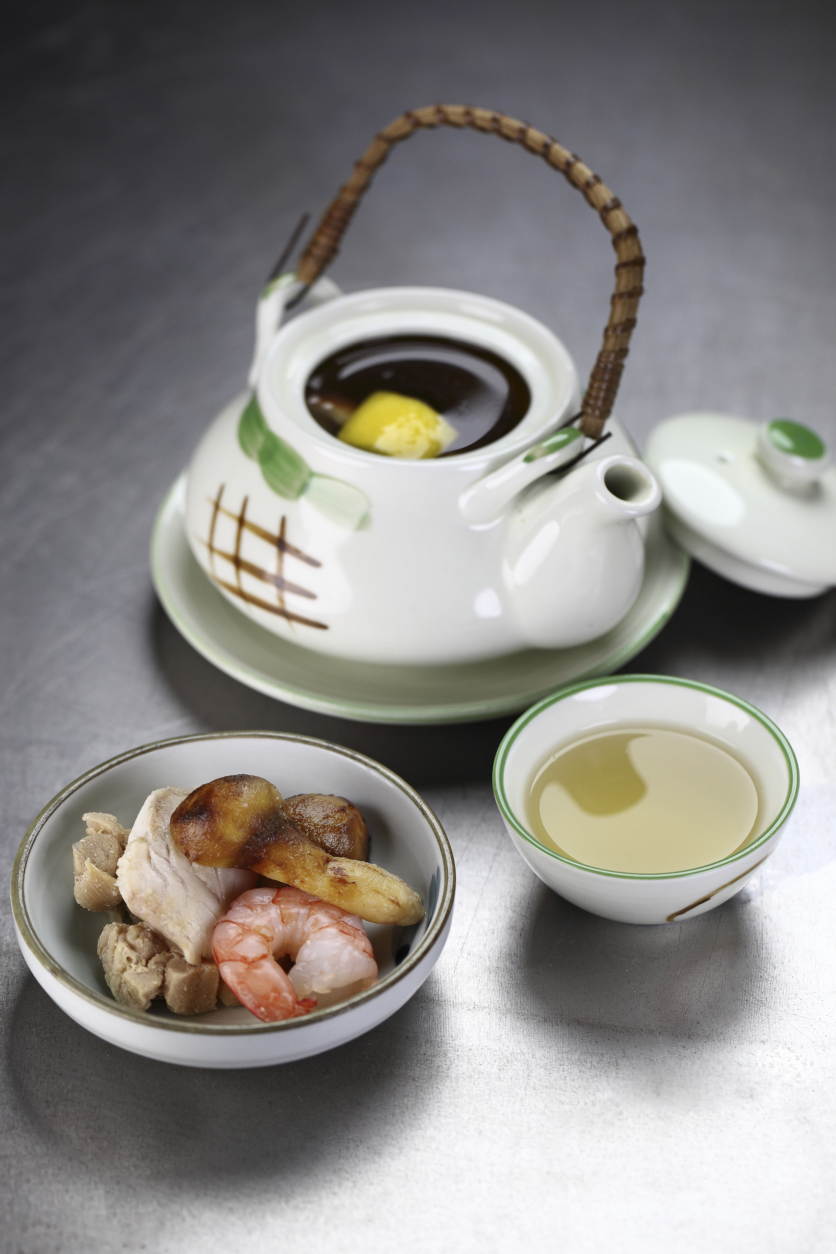 Dobinmushi Clear Soup with Matsu take mushroom and seafood in tea pot 松茸海鲜茶壶汤