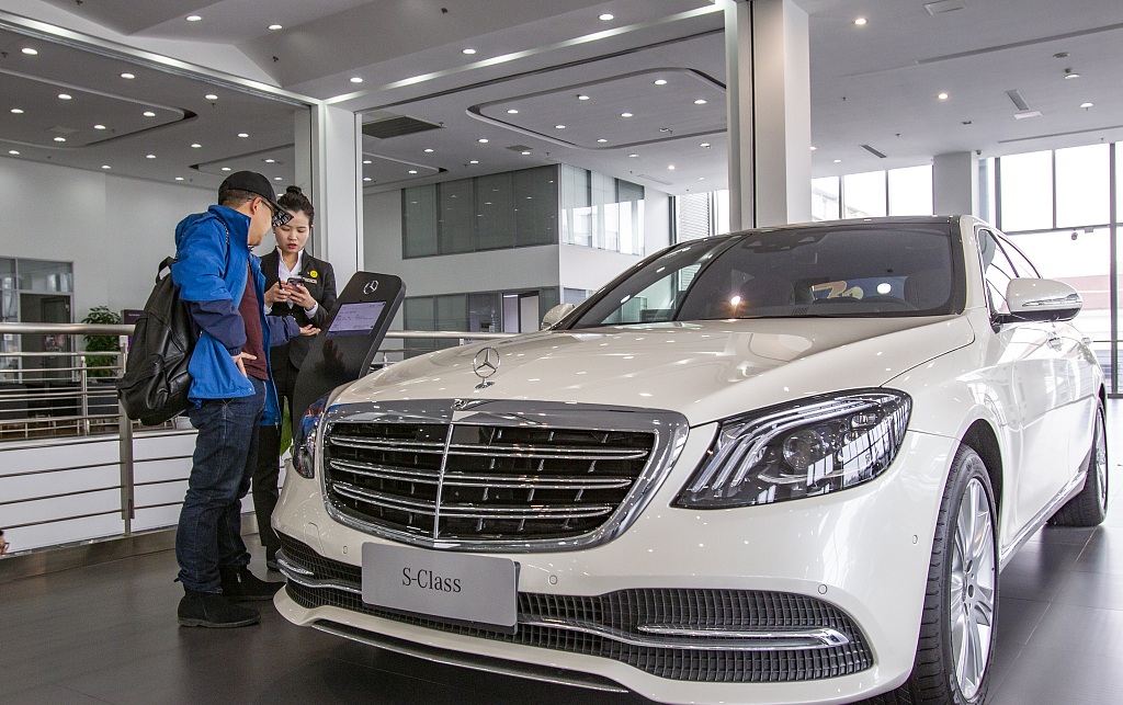 A customer consults with a salesperson in Shanghai