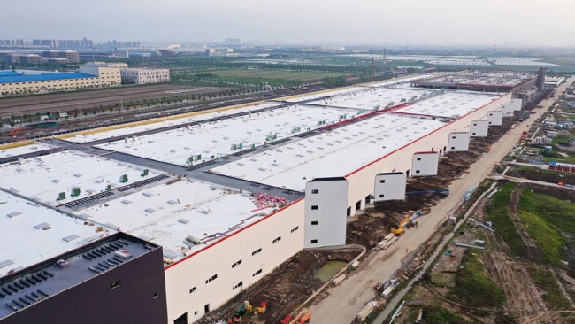 U.S. electric car maker Teslas first overseas Gigafactory is under construction in the new Lingang area of the Shanghai Pilot Free Trade Zone