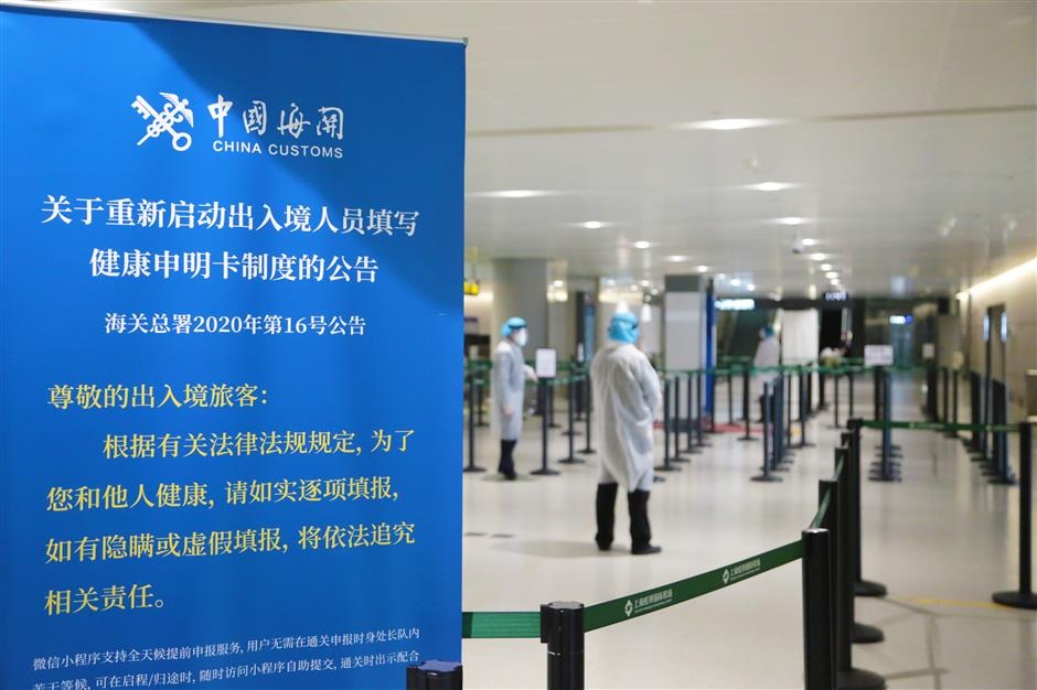 A notice from Customs warns anyone who makes concealing or false health statements will take legal responsibility