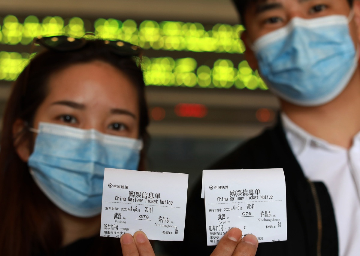A couple from Luohe Central Chinas Henan province show their e tickets of trains from Wuhan to home