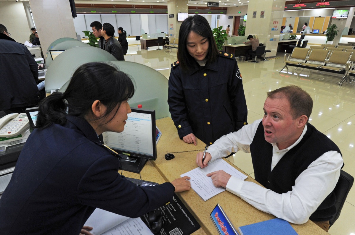 A foreigner inquires about process of conducting foreign trade