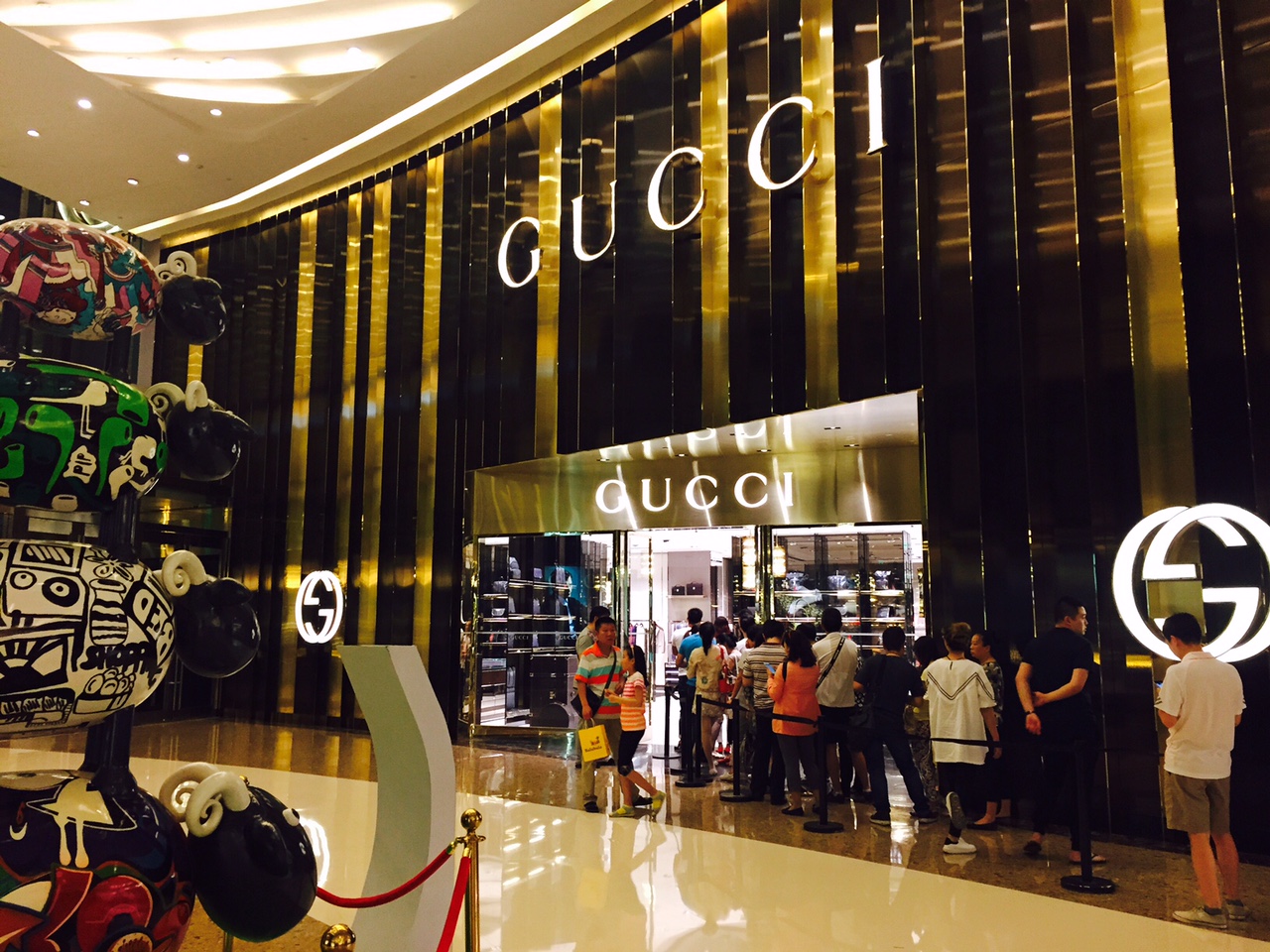 WBT201509_0019_Real_Estate_01_Gucci_store