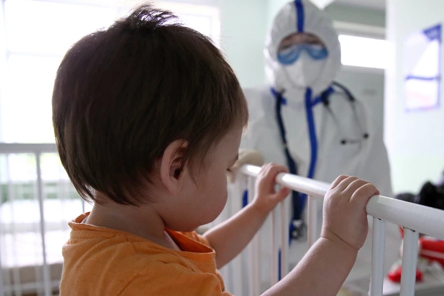 A medical worker and a patient at an infectious diseases department of the Bashlyayeva Childrens City Clinical Hospital that treats children with COVID 19